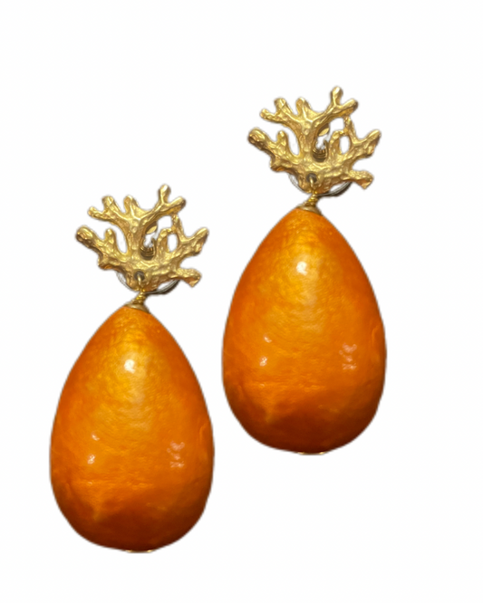 Orangene Nuvola an einem vergoldetem Korallenstecker
