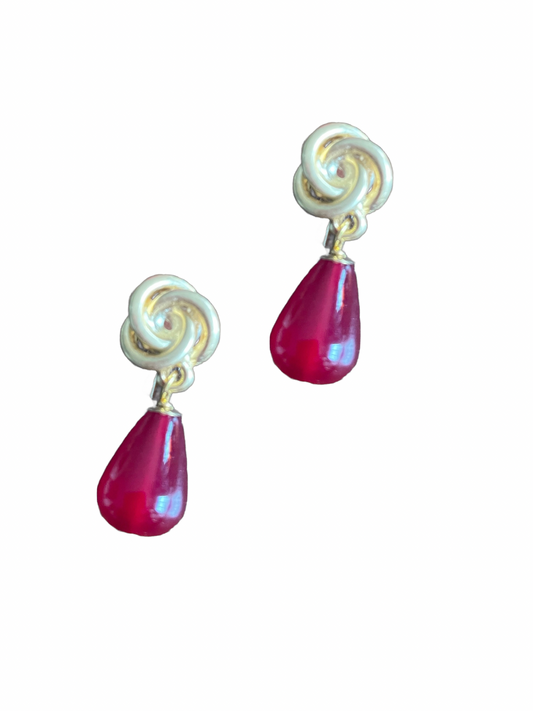 Sassi mit dunkel rotem Jadetropfen