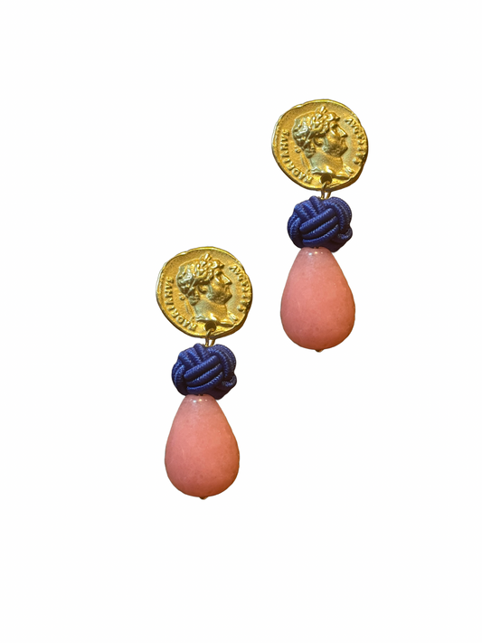 Katrin Sassi mit rosa Perle