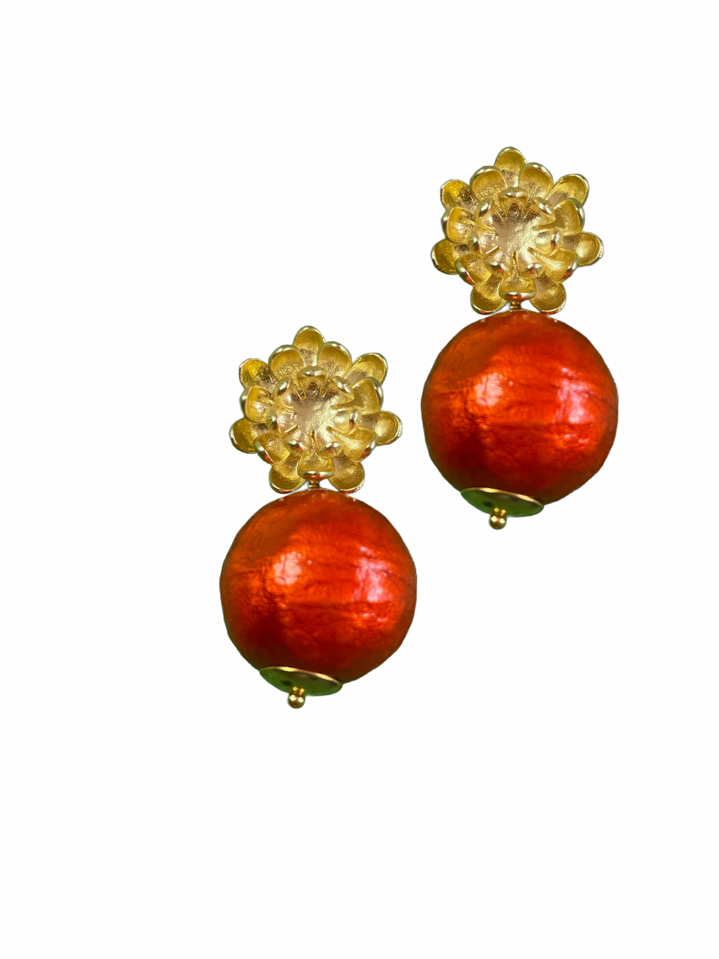 Kamelie mit kleiner orangenen Perle