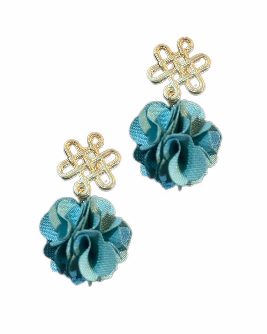 Glücksknoten mit grau blauer Fleur Blume